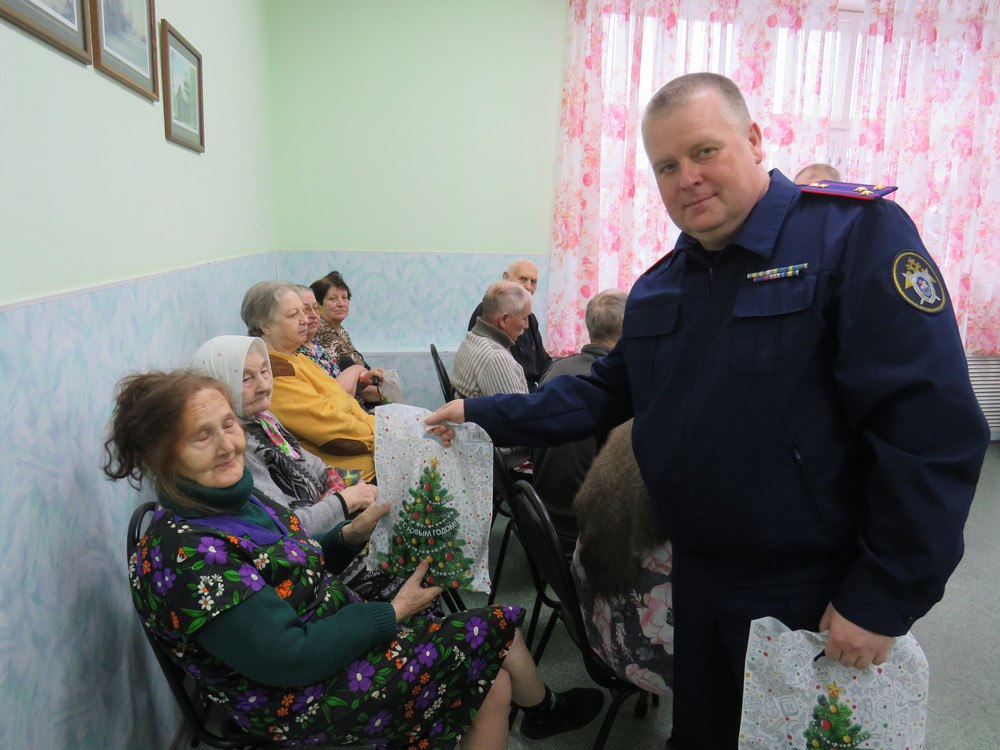 Костромские следователи поздравили с Новым годом пациентов госпиталя ветеранов войн