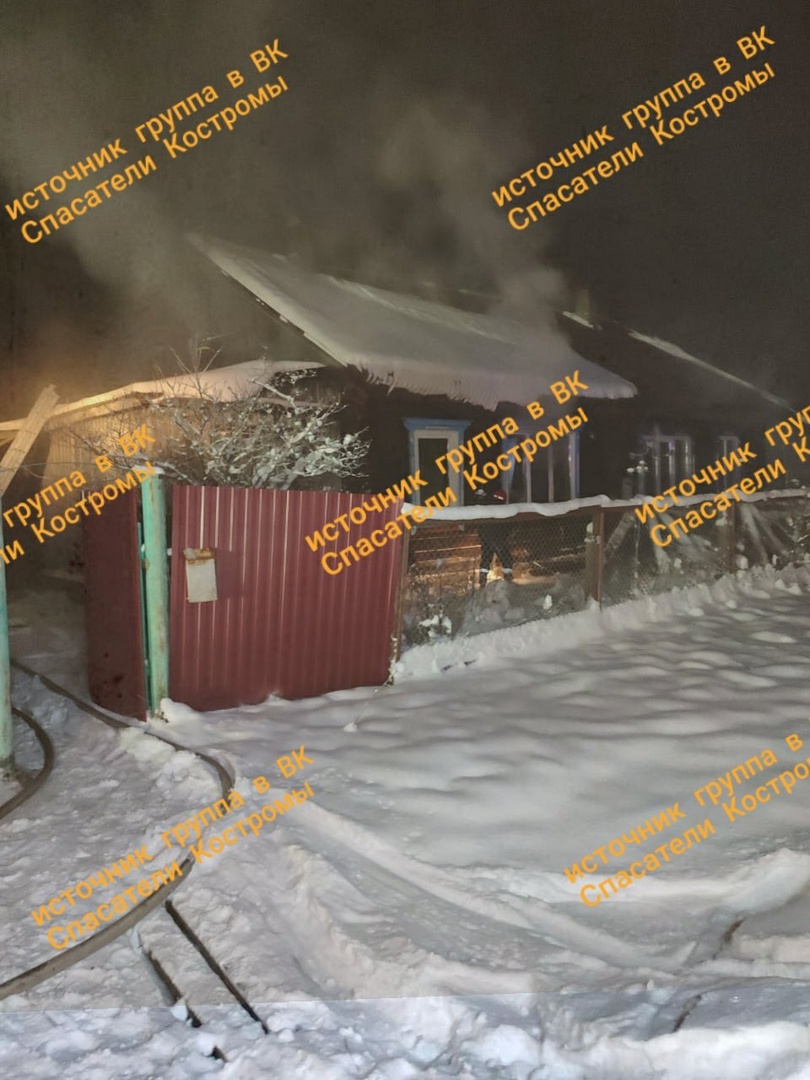 Пожарные потушили горящий дом под Костромой