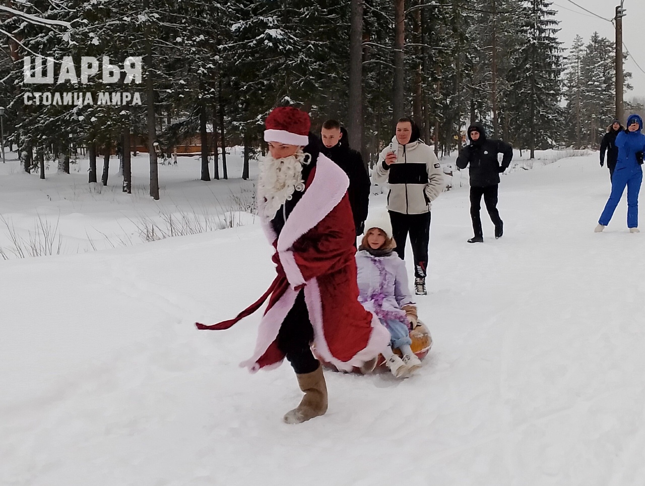 В костромском городе гонялись друг за другом восемь Дедов Морозов