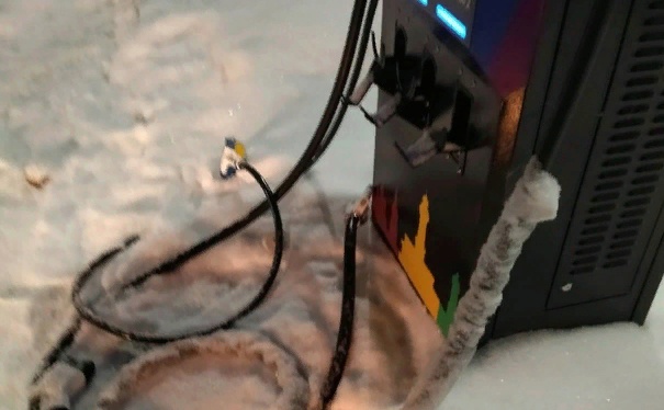 Вандалы в Костроме разнесли новенькую зарядку для электрокаров