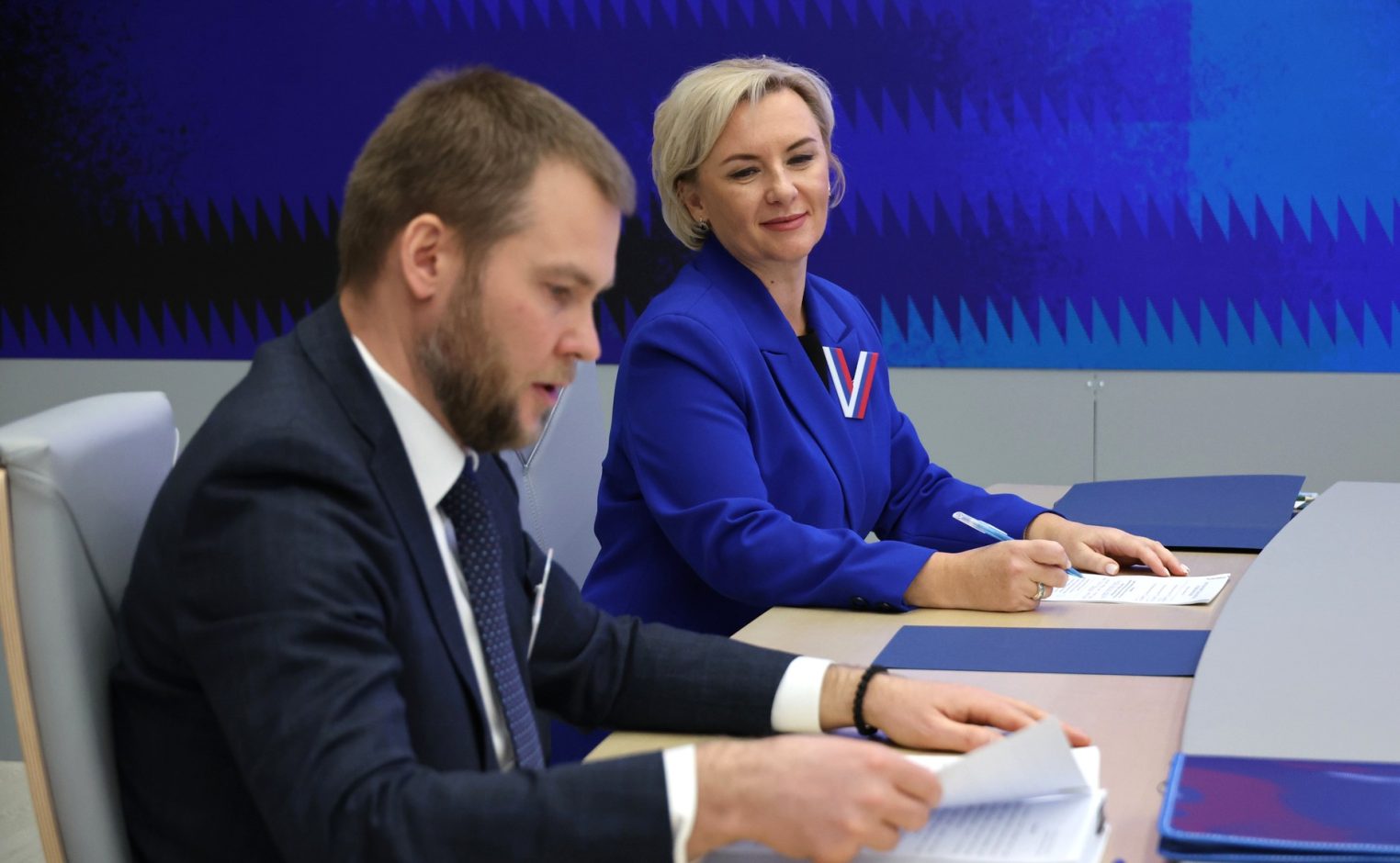 Костромичка приняла документы у Владимира Путина для выборов Президента