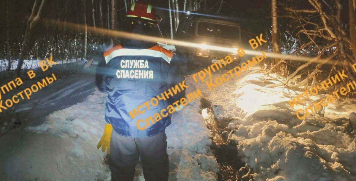 Заснеженная дорога за Костромой стала ловушкой для замерзающей пары