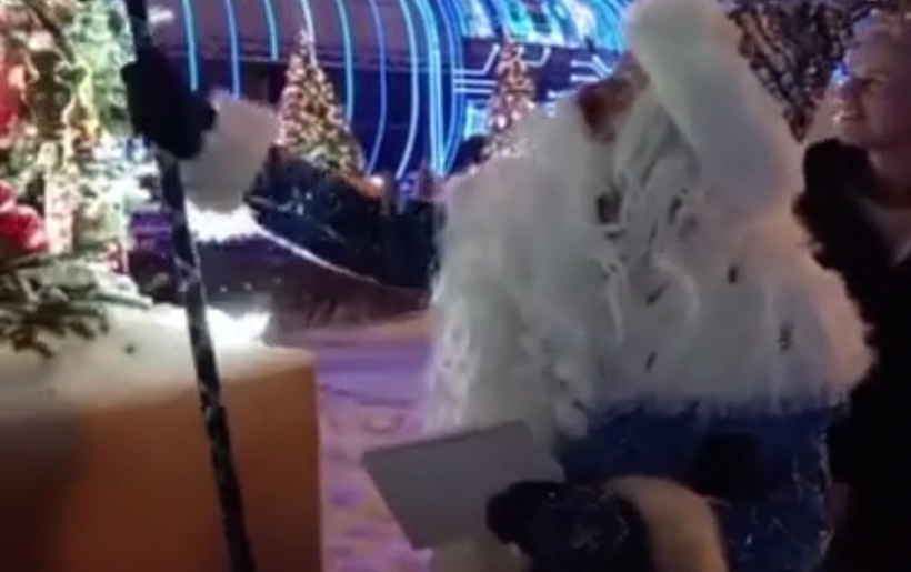 Чувашский Дед Мороз записал видео на фоне костромской елки в Москве