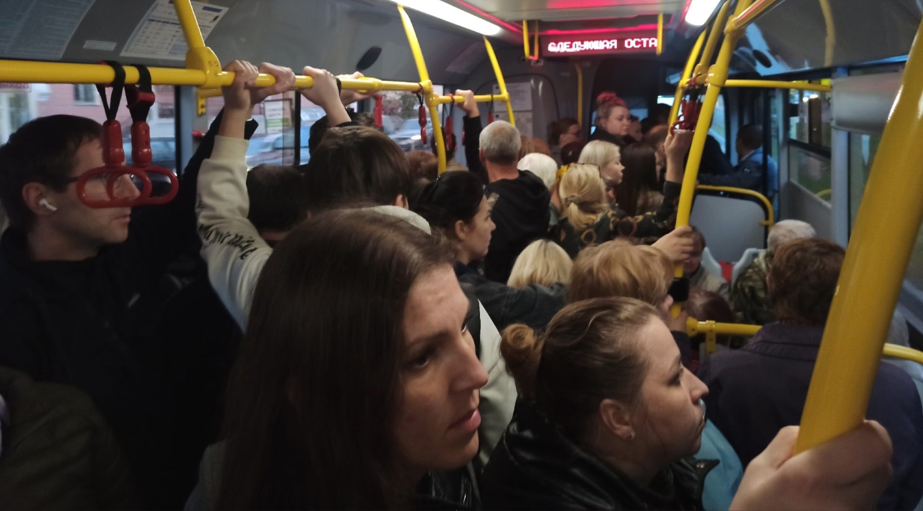 Едва не раздавили: в час пик в автобусах Костромы пассажиры дышат нос в нос