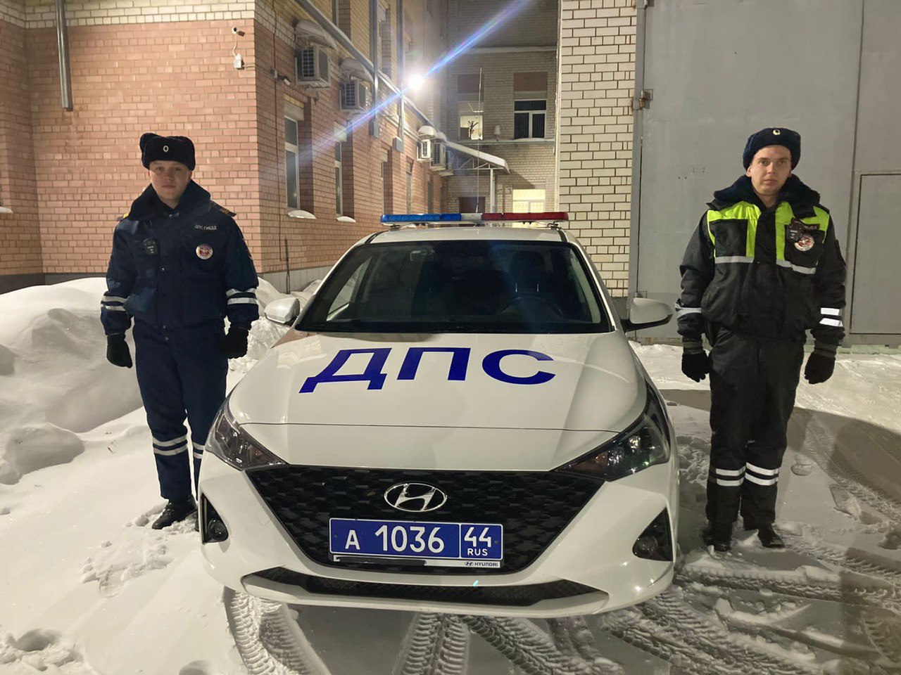 Костромские полицейские помогли даме выбраться из снежной ловушки