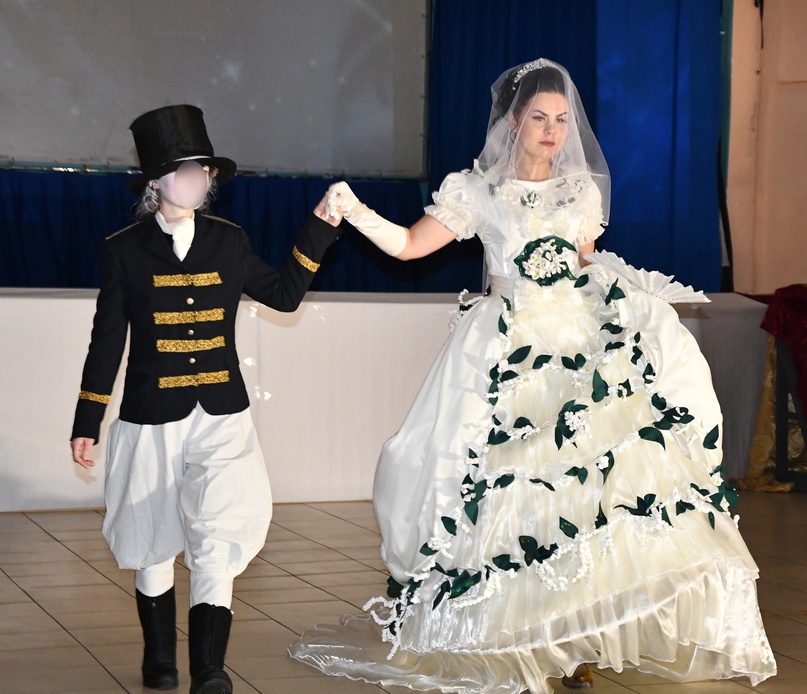 Костромички в свадебных платьях захватили колонию