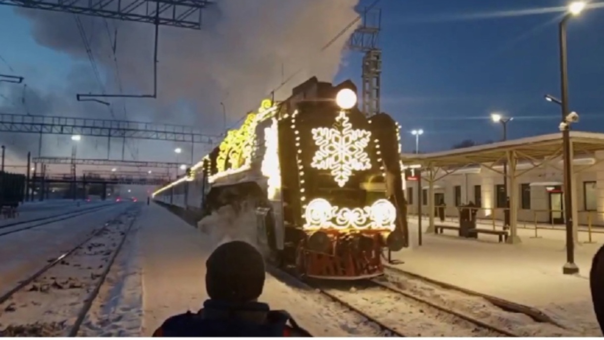 Сказочный поезд Деда Мороза ведет бывший шарьинский памятник