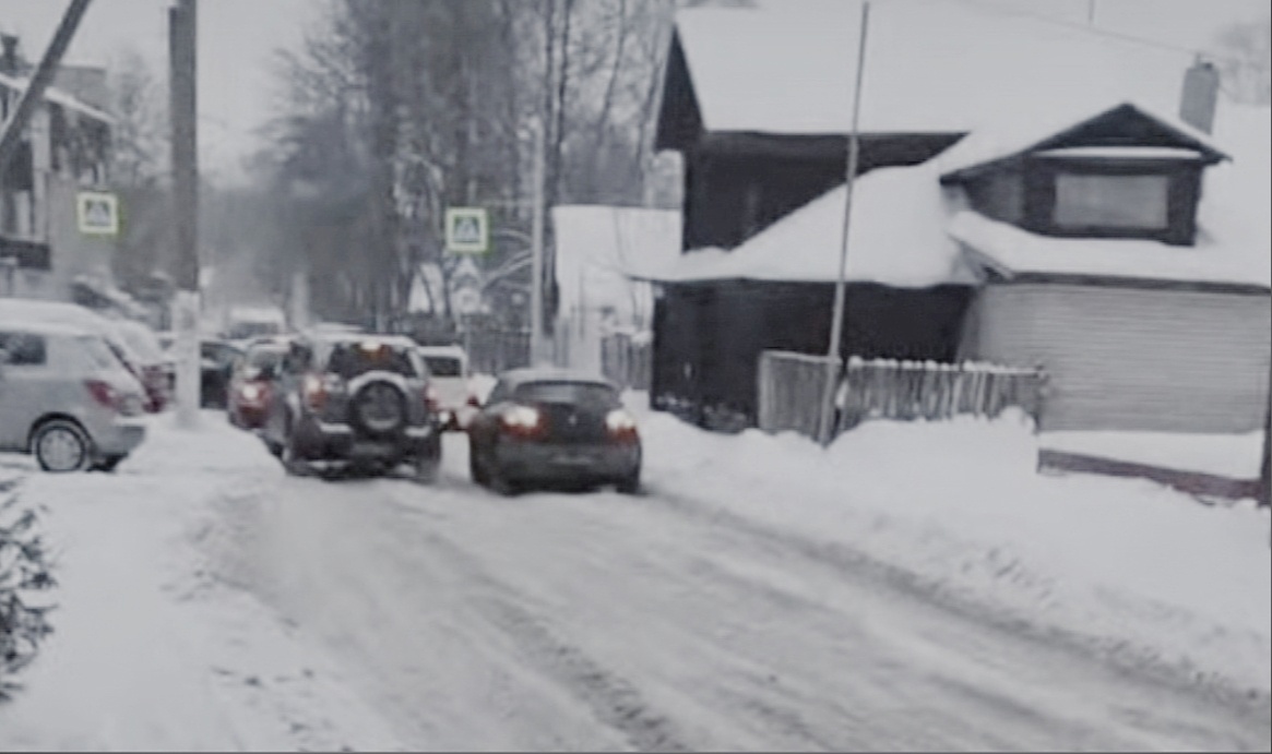 Заваленные снегом дороги Костромы угрожают людям