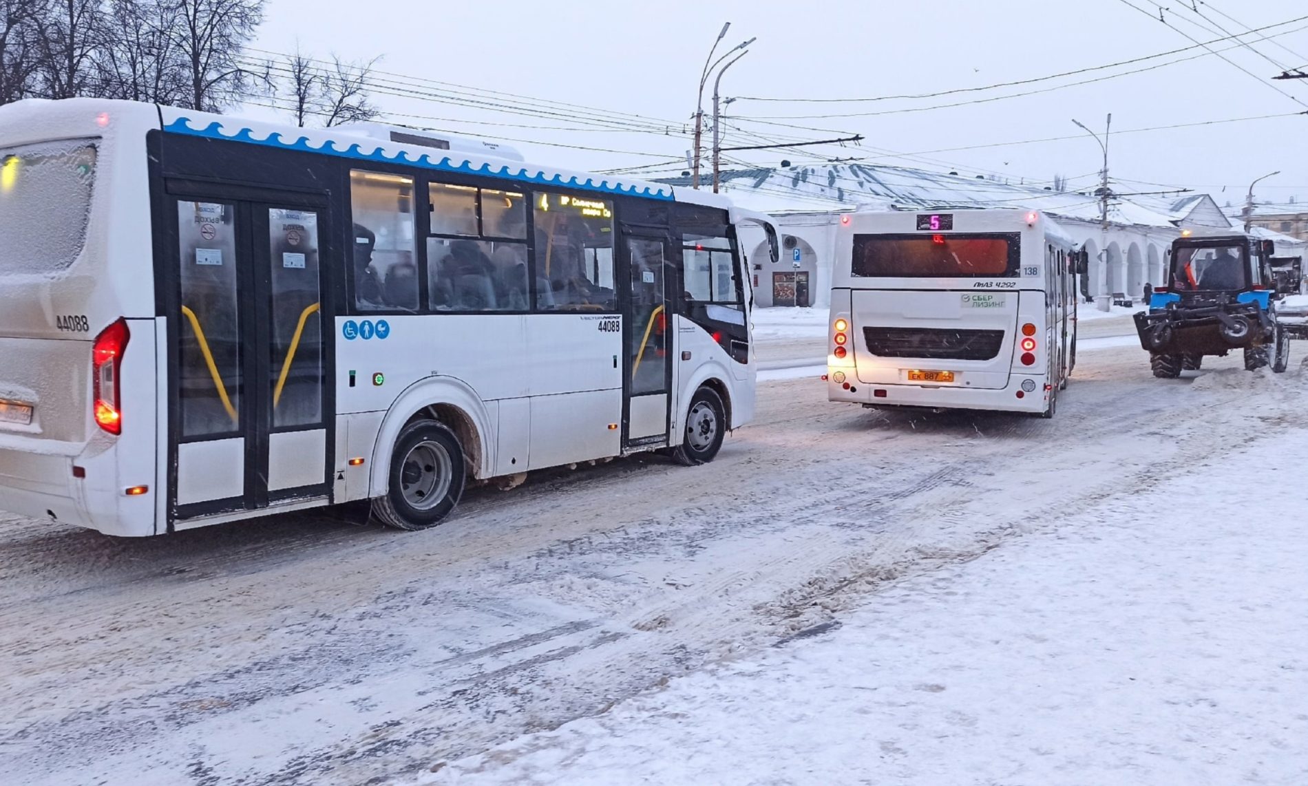 Авария на трубопроводе укоротила путь движения двух костромских автобусов