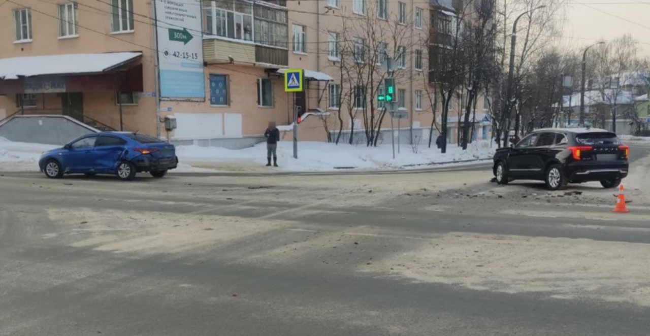 В Костроме пьяный водитель протаранил дорогую иномарку