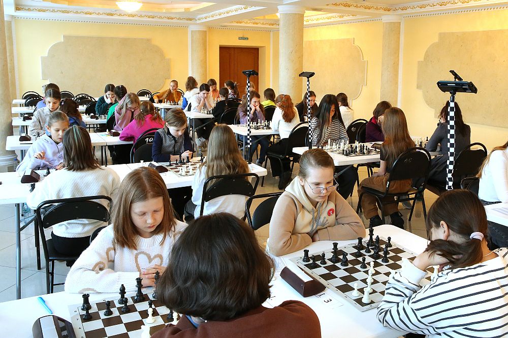 В Костроме стартовал шахматный турнир «Кубок Снегурочки-2024»