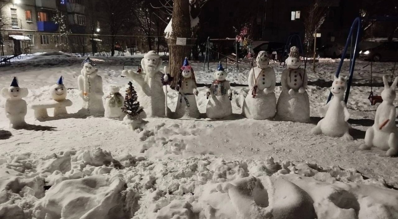 Семейство милых снеговиков улыбается  костромичам во дворе жилого дома