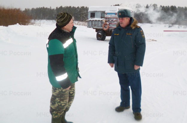 Костромские спасатели проверили на прочность ледовые переправы