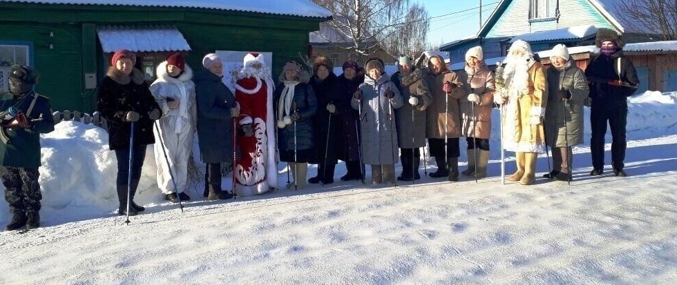 Костромские пенсионеры соревновались с Дедом Морозом в скандинавской ходьбе