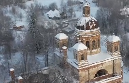 Москвичка нашла на севере Костромской области заброшенный храм удивительной красоты