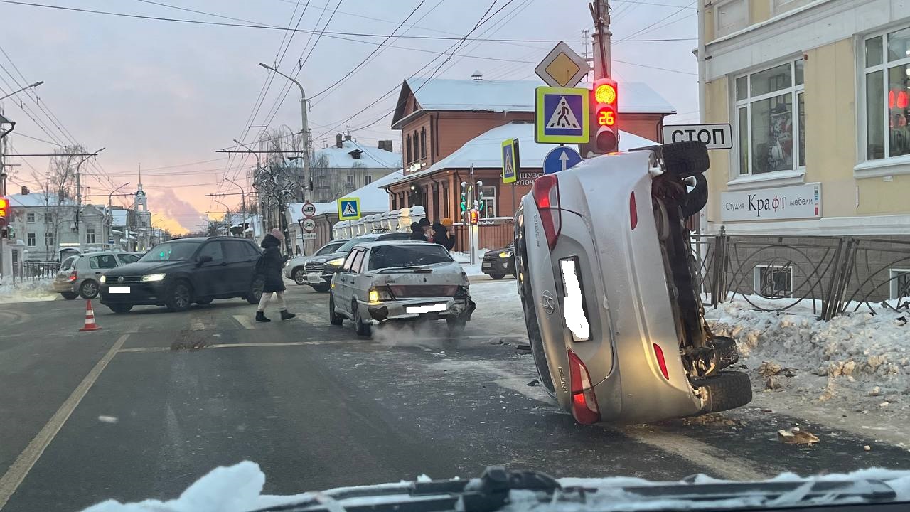 В центре Костромы лихач на иномарке повредил две машины. Видео