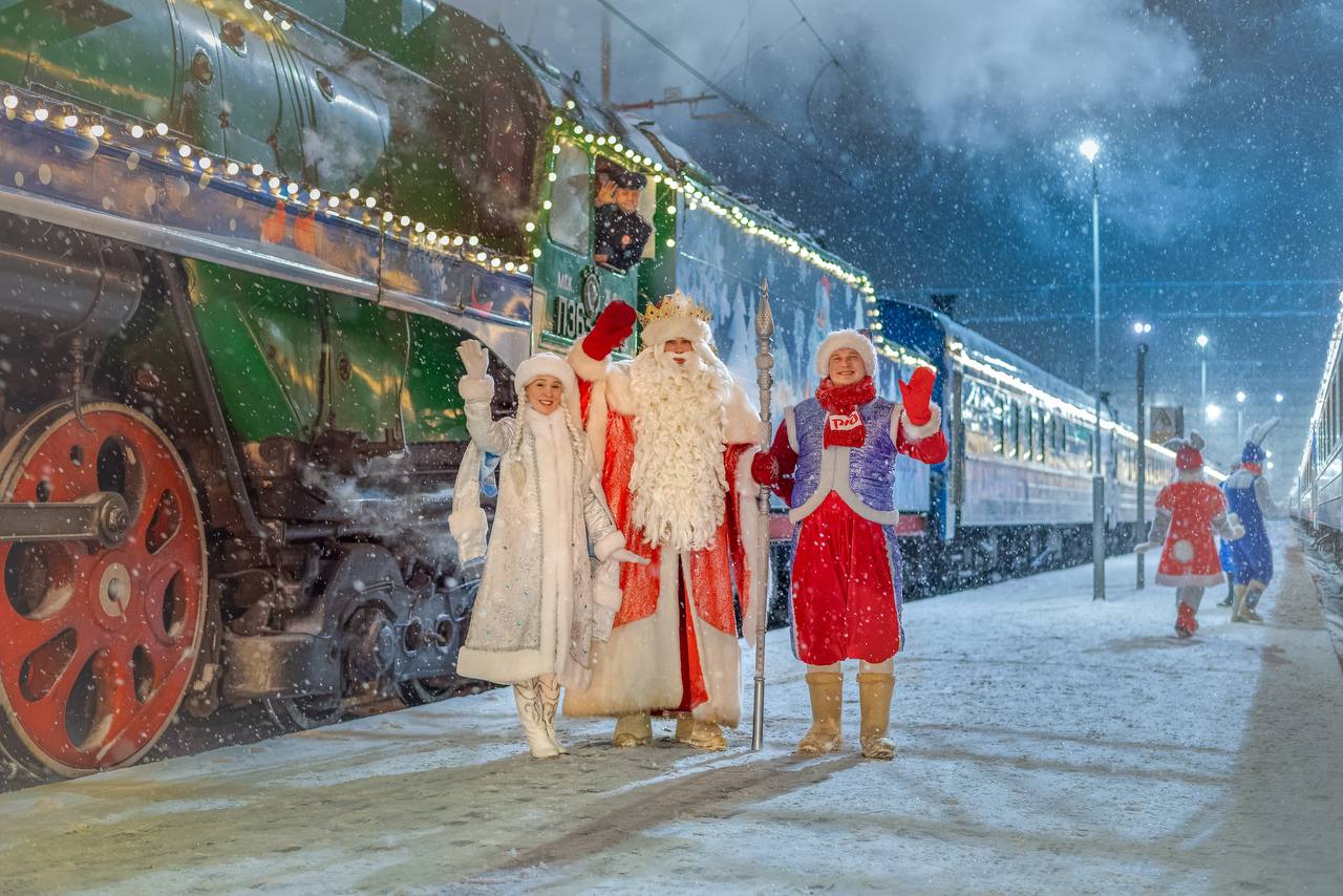 Дед Мороз уже выехал в Кострому на сказочном поезде. Видео