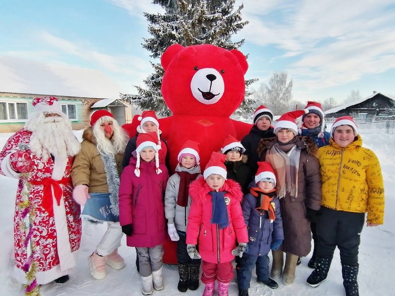 Костромские волонтеры залили каток для детей из реабилитационного центра