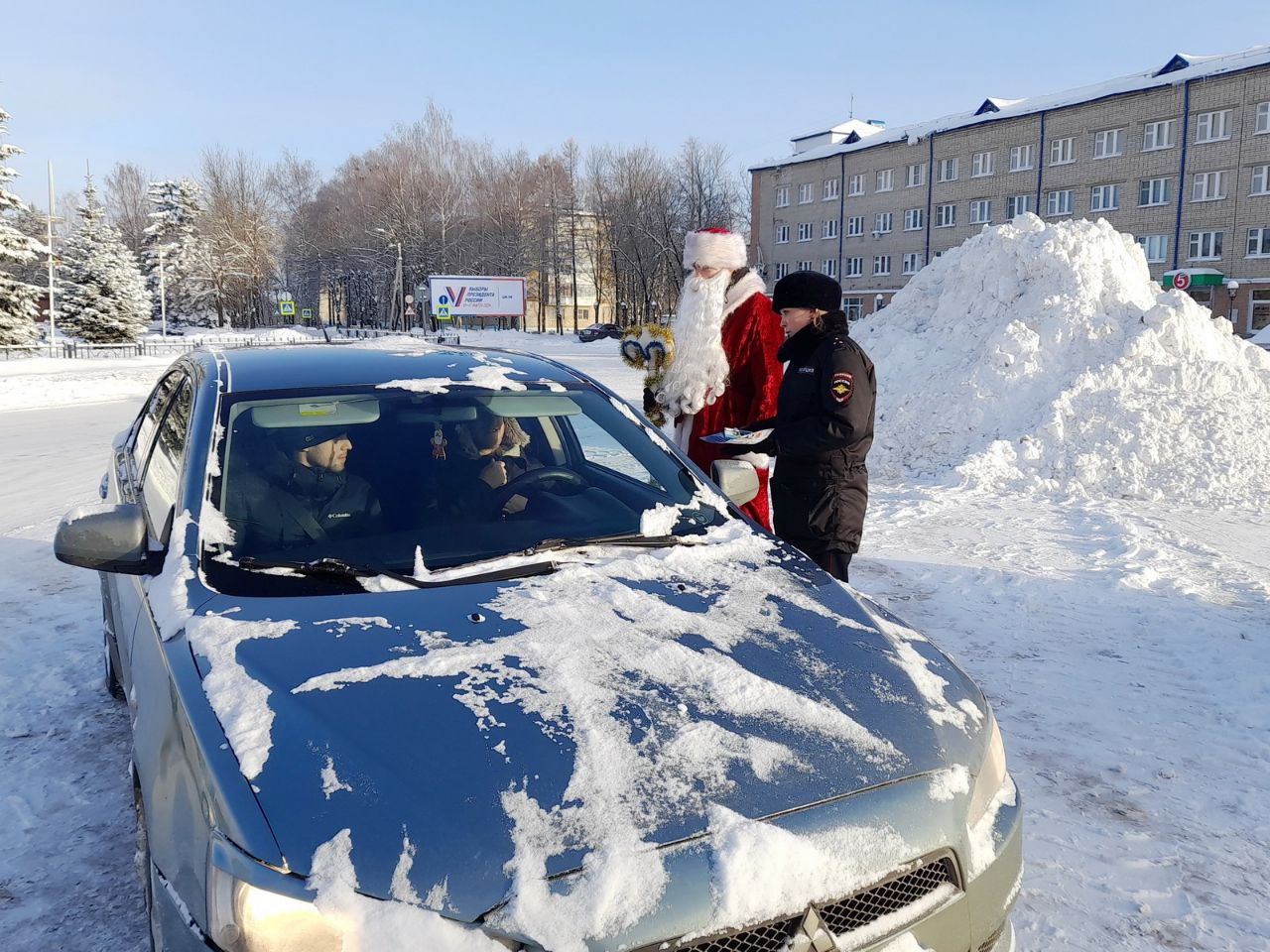 Костромские полицейские и Дед Мороз дарили водителям снежинки и мандаринки