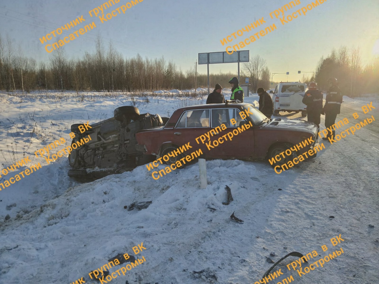 Легковушки вынесло с трассы после столкновения под Костромой