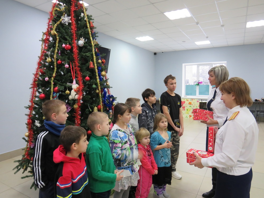Костромские следователи поздравили с Новым годом детей из ДНР