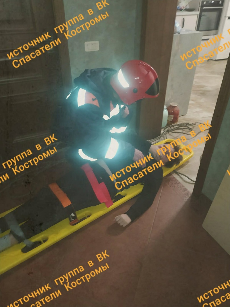 Костромские спасатели достали упавшего в подвал ребенка