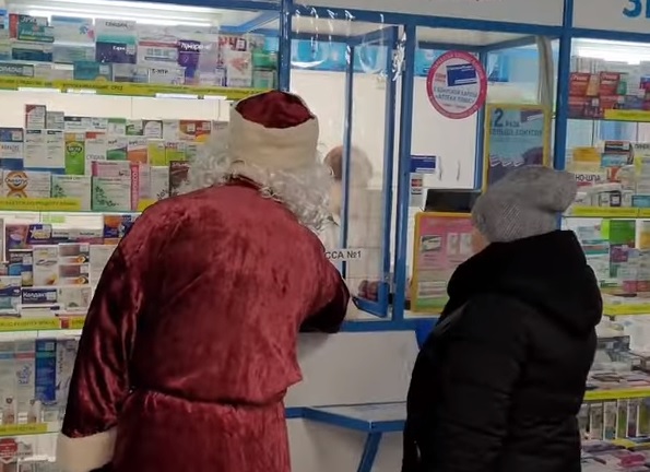 Дед Мороз оплачивал покупки костромичей волшебной рукой. Видео