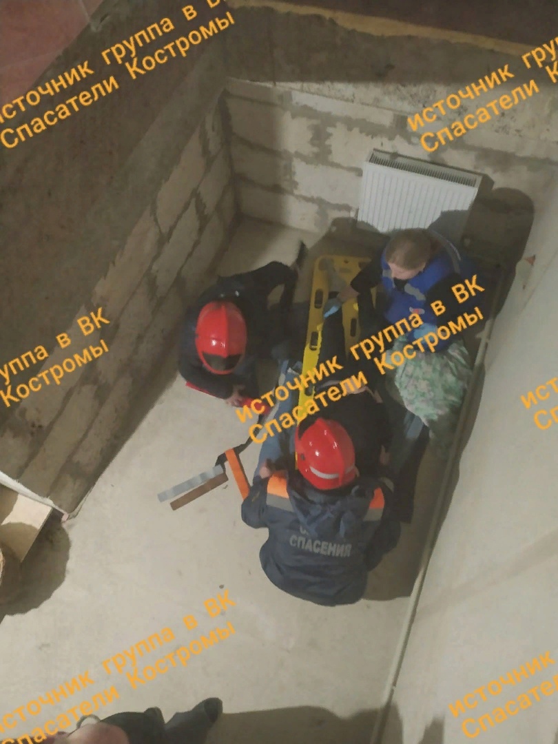 Костромские спасатели достали упавшего в подвал ребенка