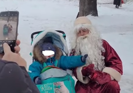 Дед Мороз оплачивал покупки костромичей волшебной рукой. Видео