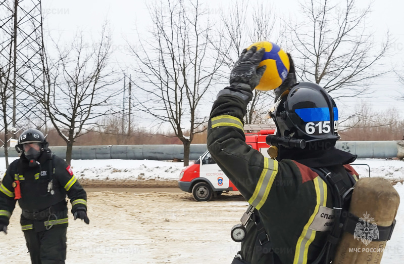 От футбола остался только мяч: как тренируются костромские спасатели
