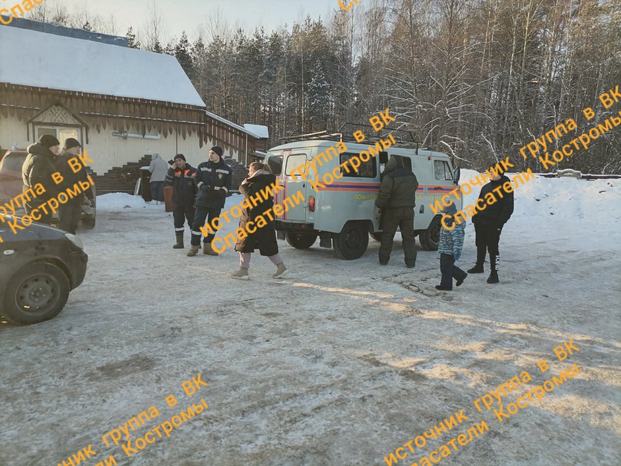 Костромские спасатели выручили из беды замерзающую семью