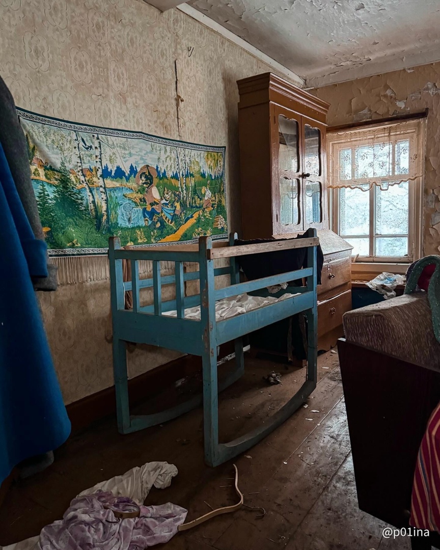 Туристка показала заброшенный старинный дом под Костромой