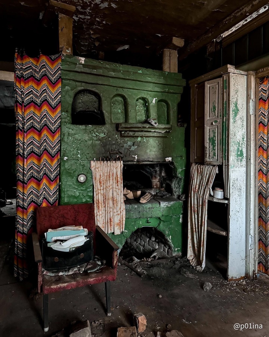 Туристка показала заброшенный старинный дом под Костромой