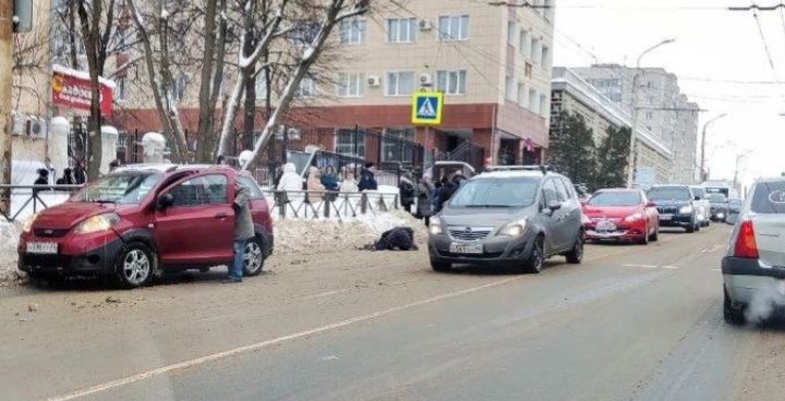 Ужас: у перехода в центре Костромы сбили девушку