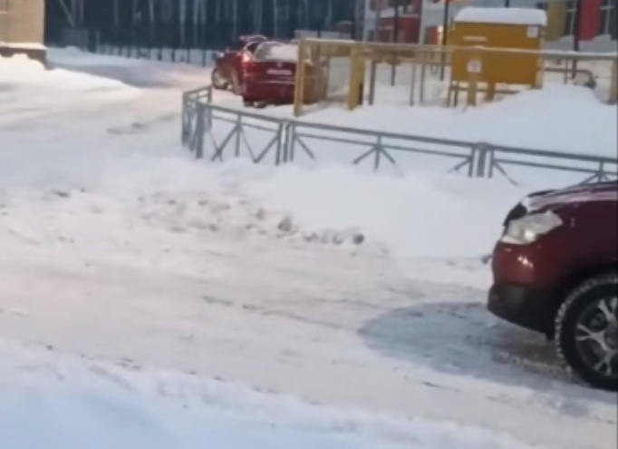 Богатую на соцобъекты улицу в Костроме заблокировал снежный завал