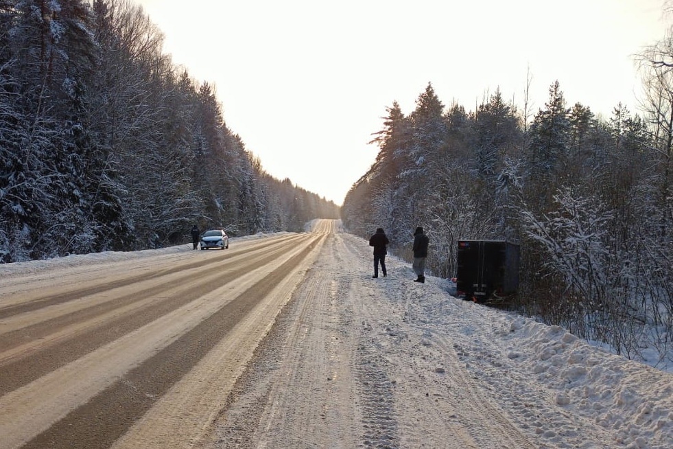 Костромские гаишники спасли двух ярославцев из снежной ловушки на трассе