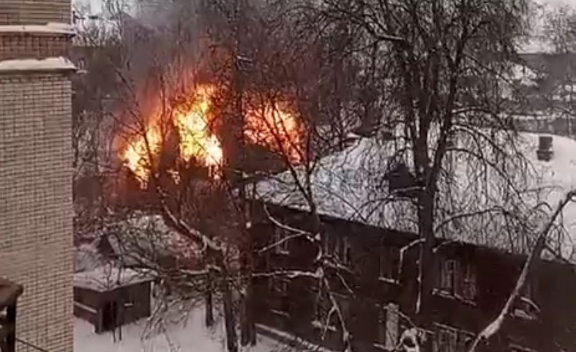 Огонь полыхает во дворе на центральной улице Костромы