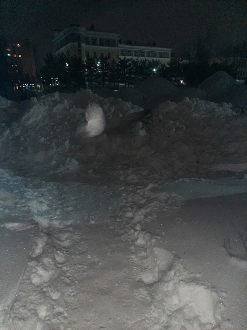 Путь к важному социальному объекту в Костроме отрезан снежной горой