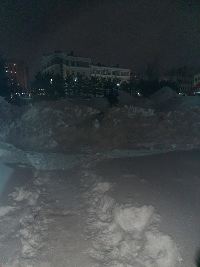 Путь к важному социальному объекту в Костроме отрезан снежной горой