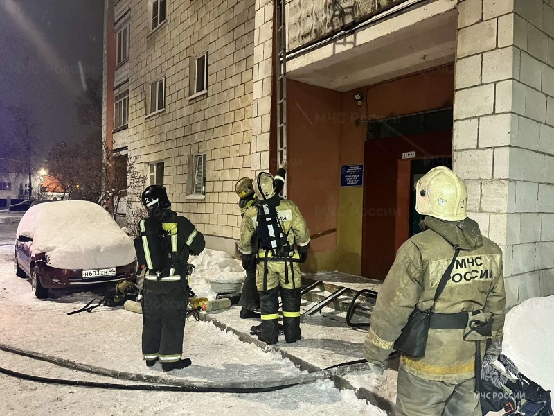 В Костроме в ночи горел подъезд многоэтажки