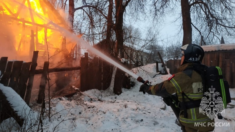 Двухэтажный дом в Костроме сгорел дотла