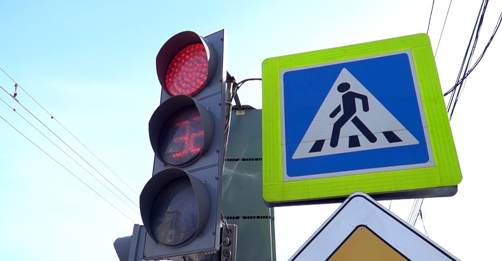 На оживленном перекрестке в Костроме заработал новый светофор