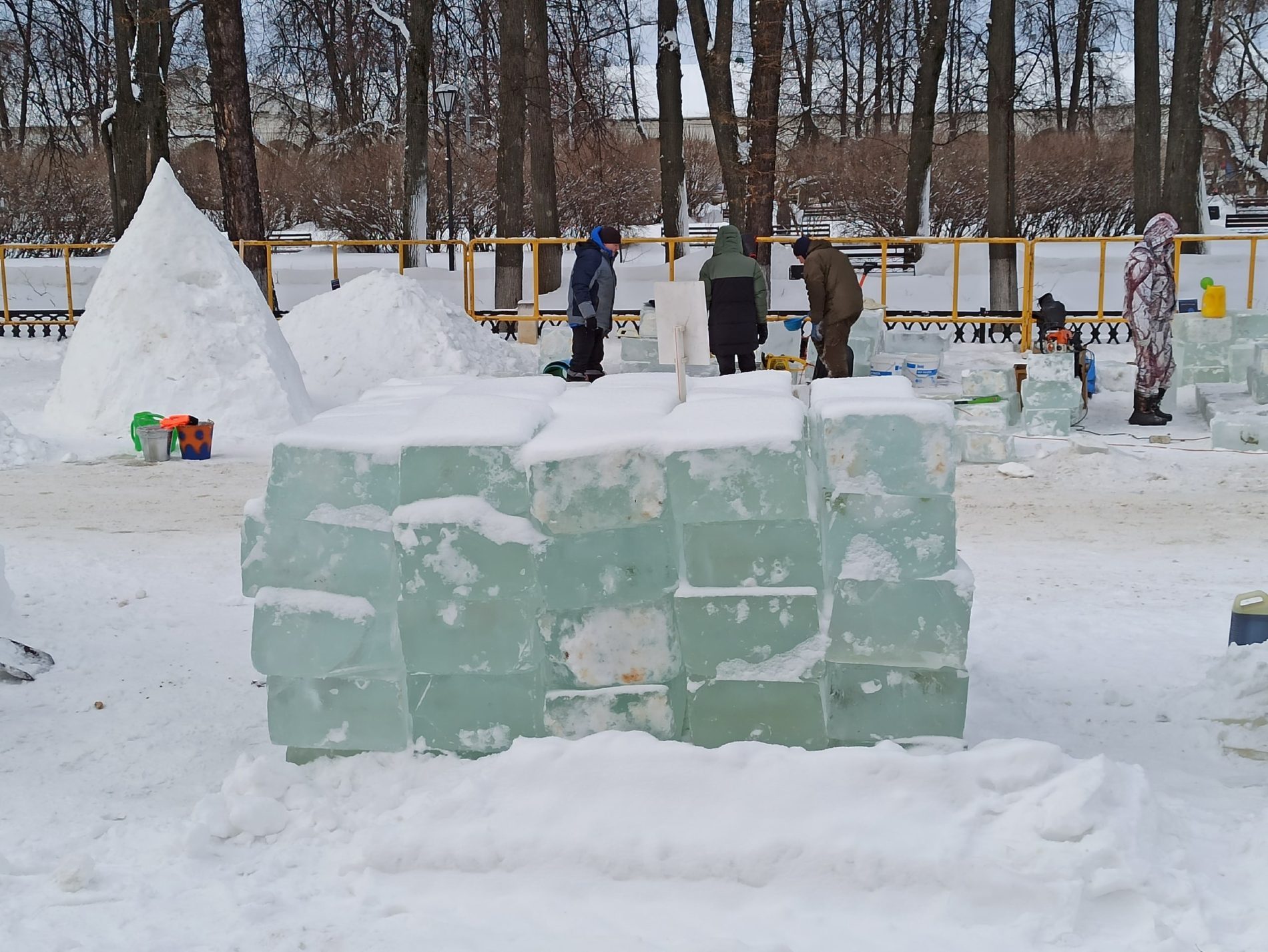 Лед тронулся: в Костроме полным ходом идет создание «Зимней сказки»