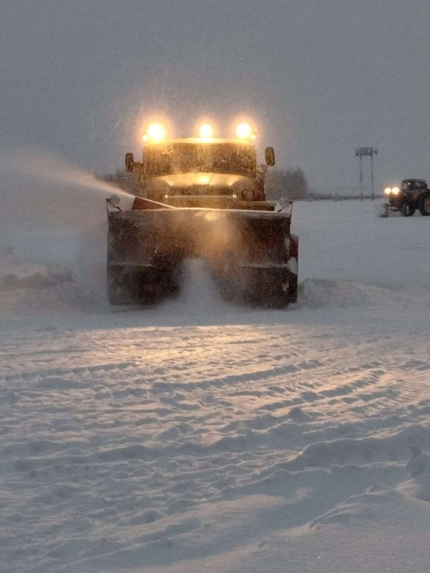 В Костроме снег убирают веселый трактор и зверь-машина