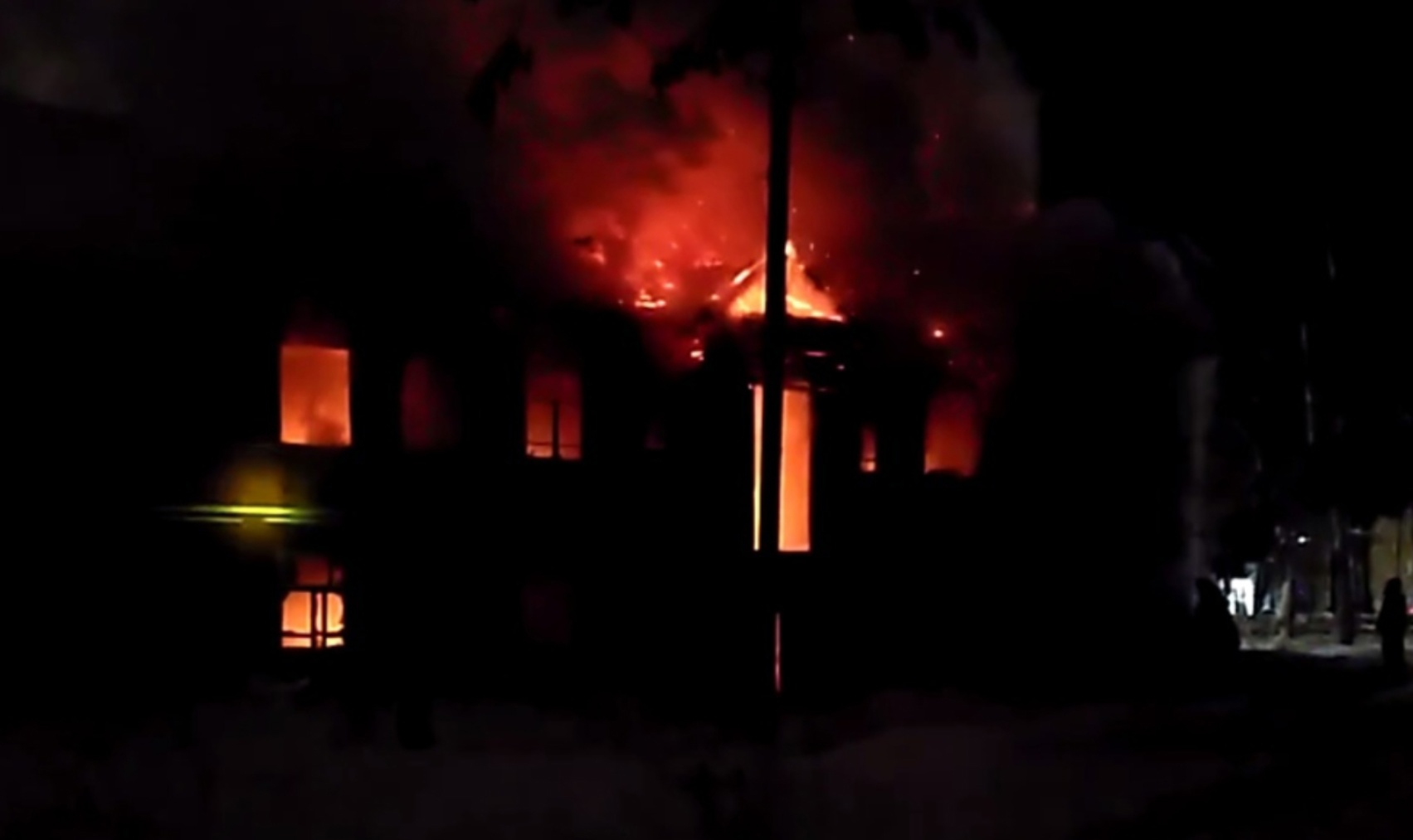 В Костроме пламя сожрало двухэтажный дом