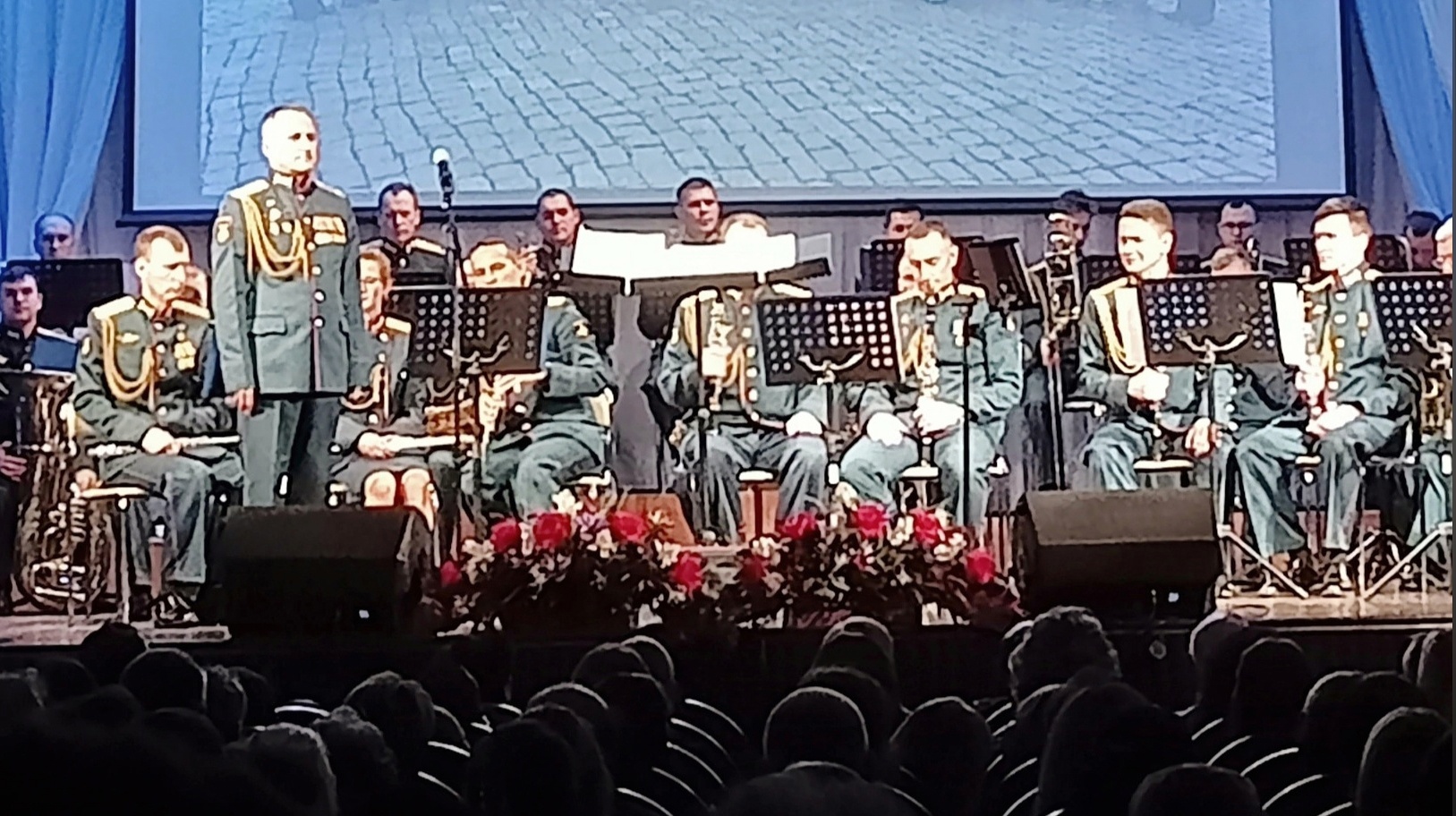 Военный оркестр Эдуарда Клейна зрители не отпускали со сцены