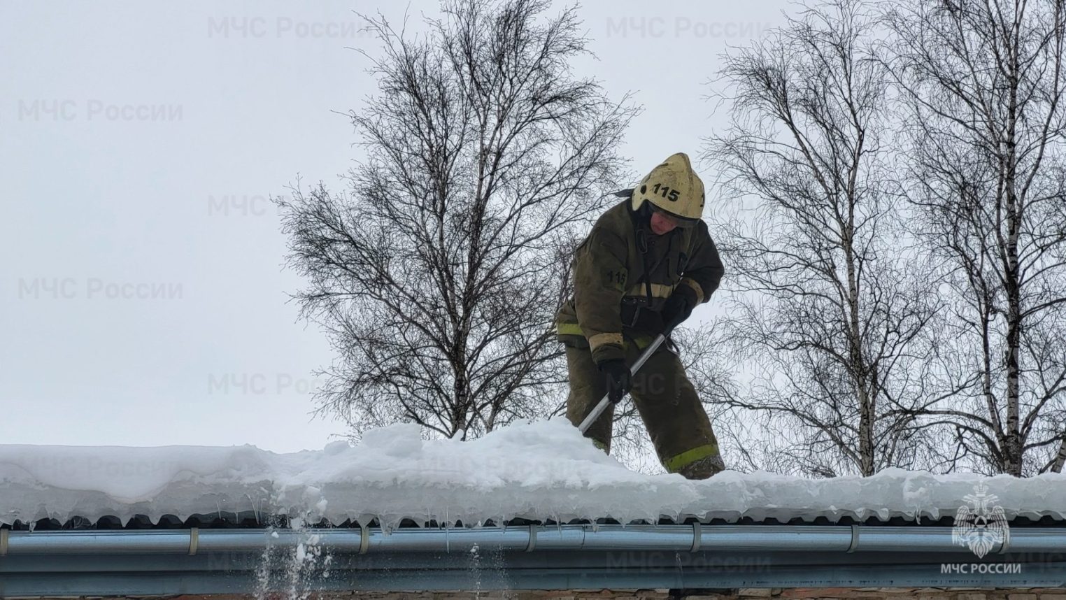 На борьбу со снегом в Костроме вышли пожарные