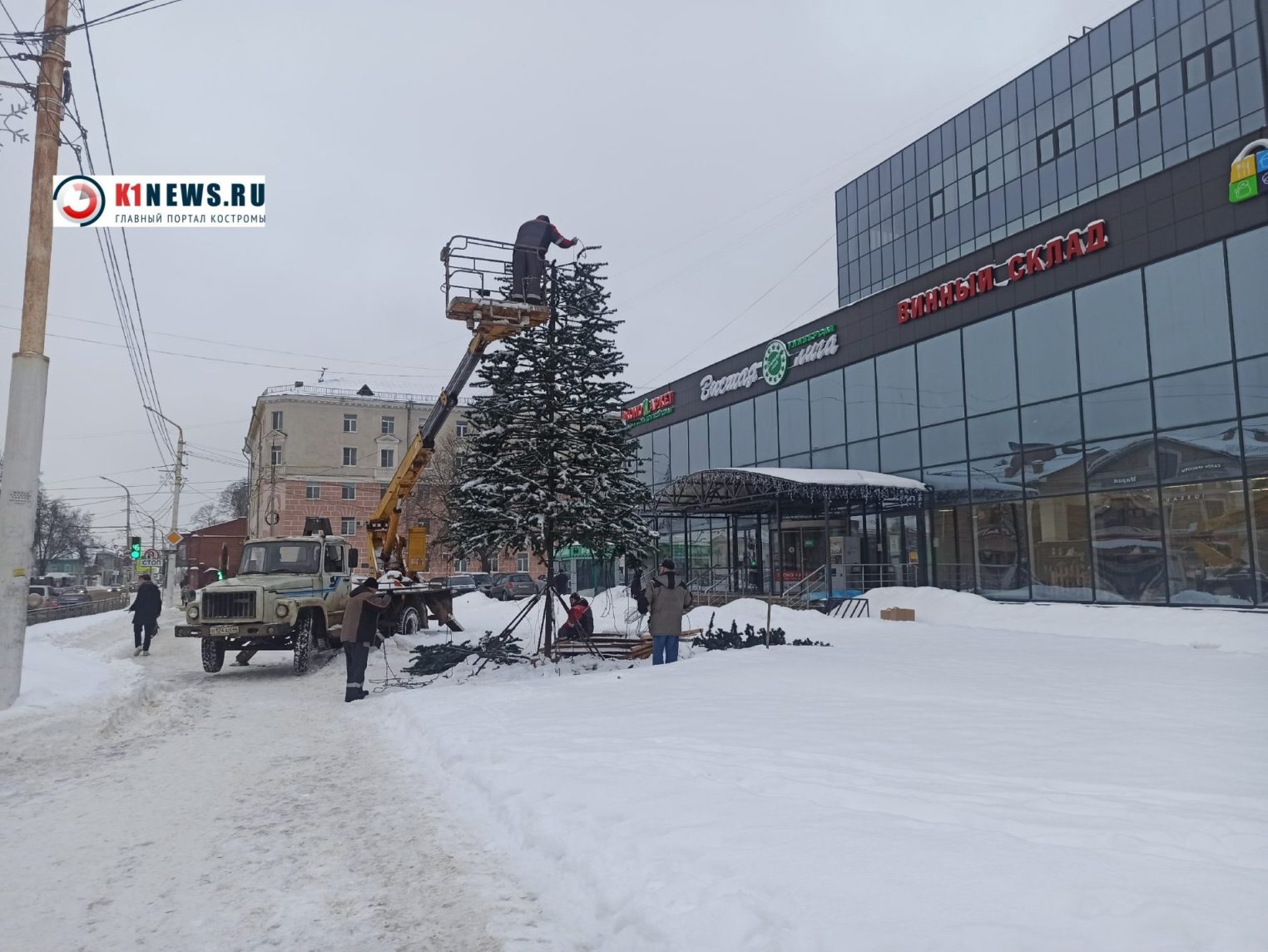 Вот и сказочке конец: последние новогодние атрибуты убирают с улиц Костромы