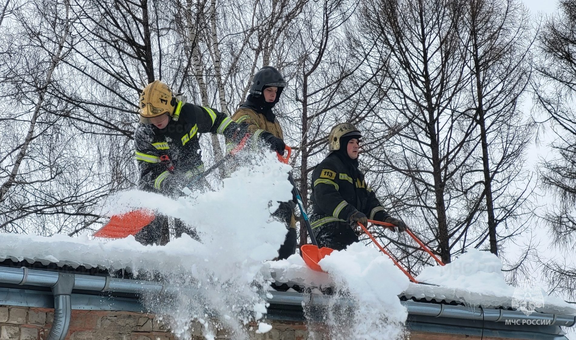 На борьбу со снегом в Костроме вышли пожарные
