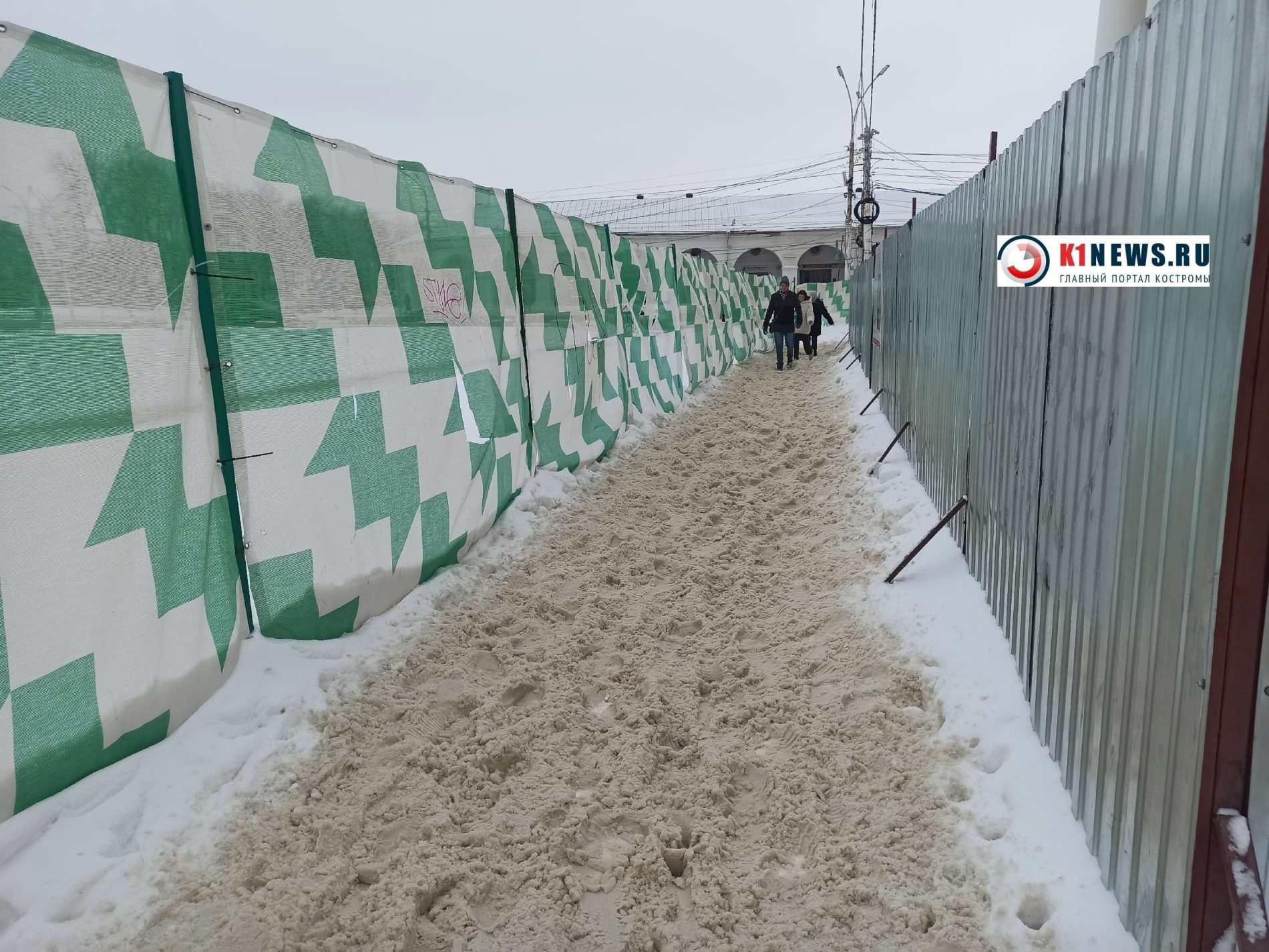 Горшочек, не вари! Пешеходы в Костроме сыты снежной «кашей» на тротуарах